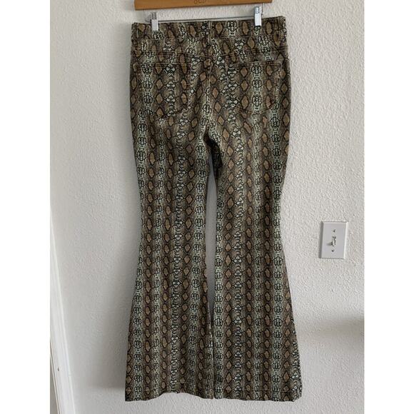 Urban outfitters Snakeskin Mid Rise Stretchy Snakeprint Flare Jean Pants Size 28 - Picture 5 of 9